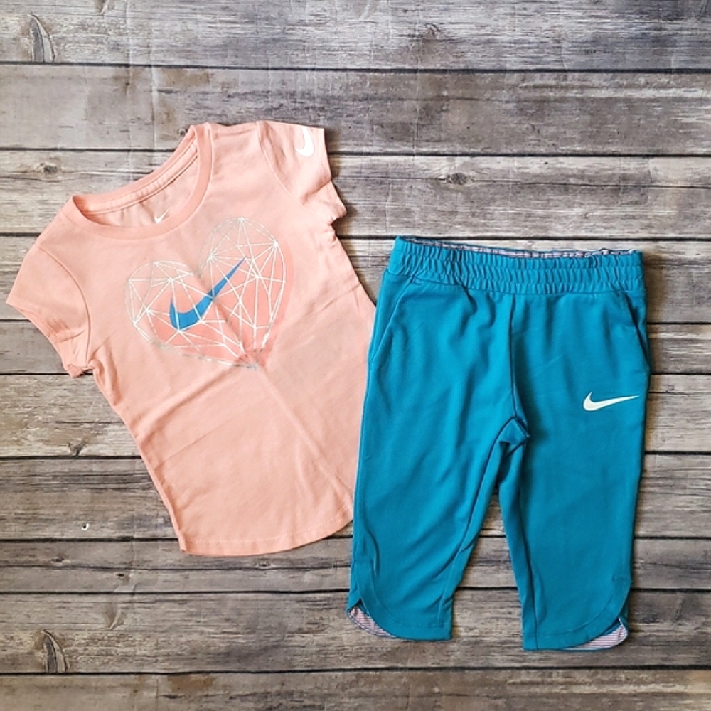 Nike Toddler Girls Geo-Heart Print Tee and Sport Essentials Capri Set